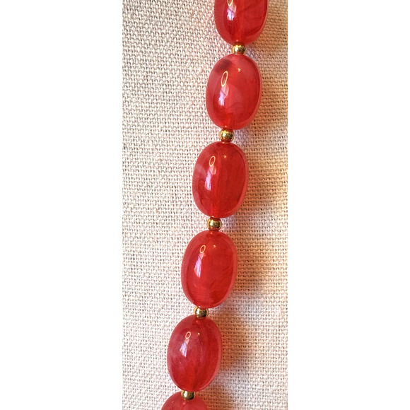 Vintage Joan Rivers Marbled Red Acrylic Lucite Beaded Necklace Gold Tone 24" - Picture 3 of 6